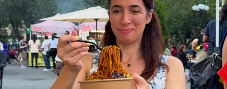 A tésztáját videózza a nő: amikor meglátja a felvételen, ki van mögötte, leesik az álla - Videó