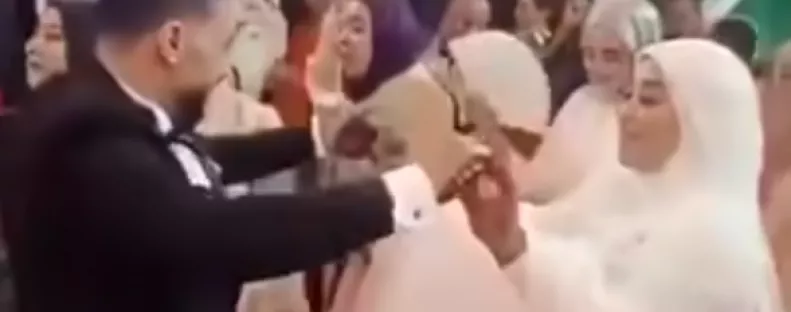 A táncparketten esett össze holtan az esküvőjén a vőlegény - Videó