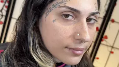 Meg akar szabadulni a hosszú hajától a nő: amikor a fodrász elkészül, teljesen más ember lesz - Videó