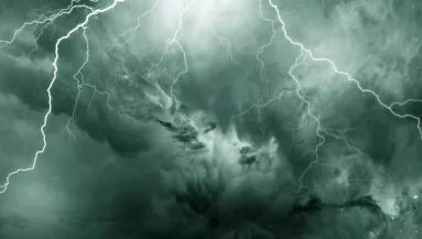 Frissítették a riasztást: jégdarával érkeznek a zivatarok 