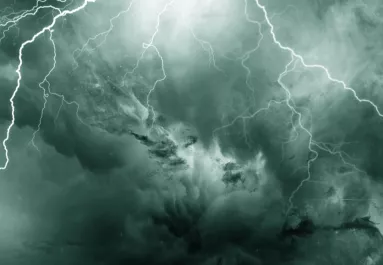 Frissítették a riasztást: jégdarával érkeznek a zivatarok