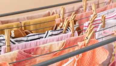 Kevesen tudják, de: 4 textília, amit soha ne száríts a ruhaszárító állványon