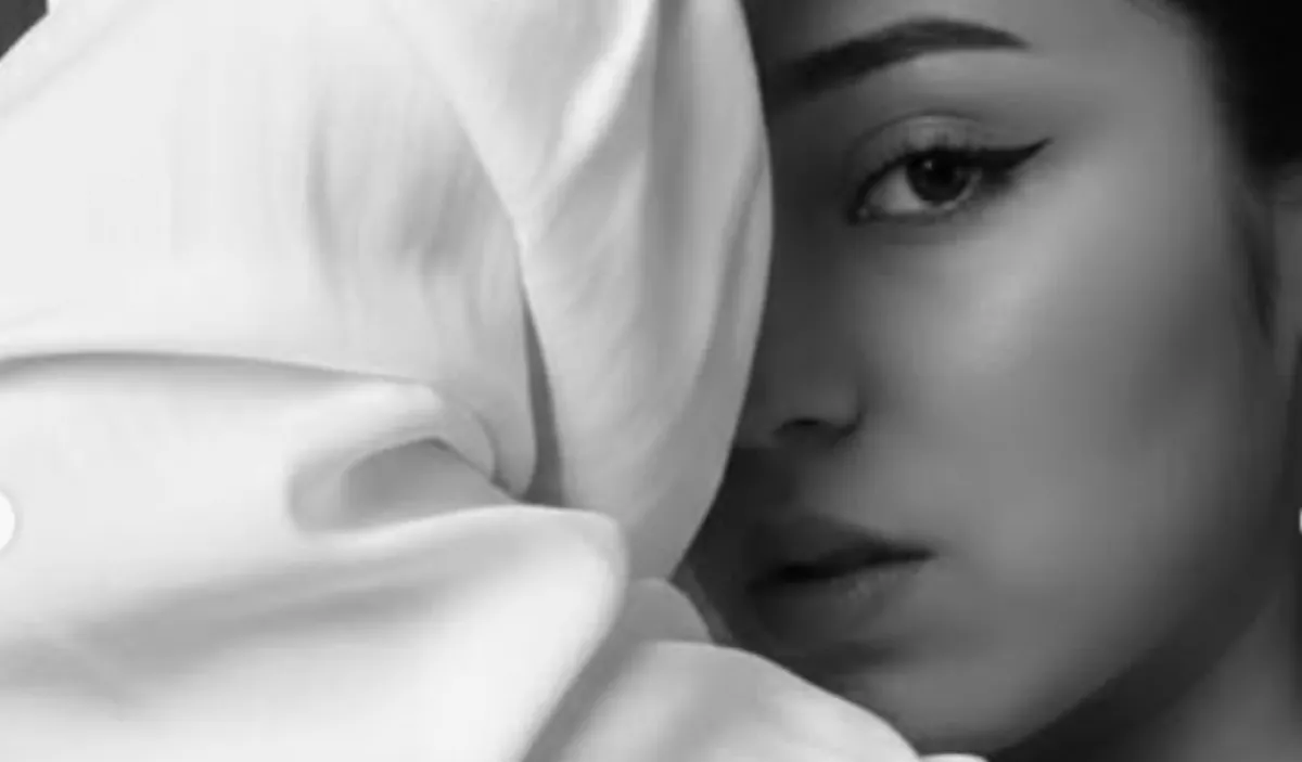 Holtan találták az otthonában a 21 éves tévés műsorvezetőt - Fotók