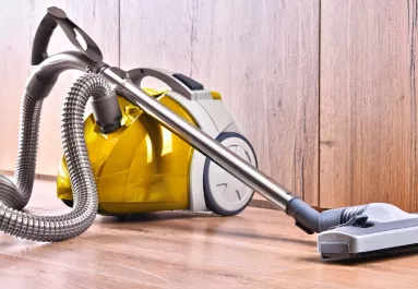 Folyamatosan ment a porszívó a belvárosi lakásban: a mentőalakulatok különös felfedezést tettek