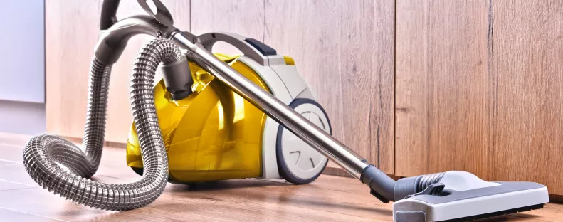 Folyamatosan ment a porszívó a belvárosi lakásban: a mentőalakulatok különös felfedezést tettek