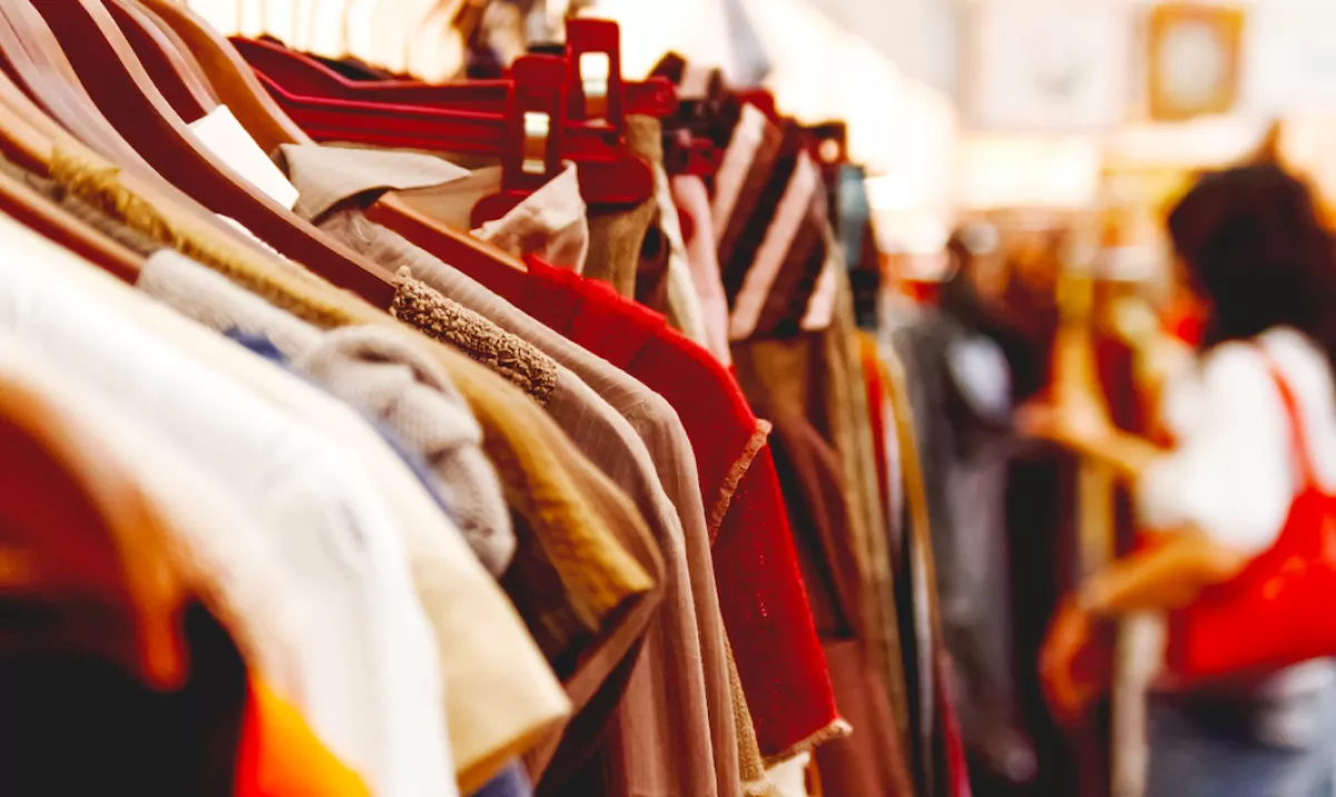 Táskát vett a turkálóban a nő: amit benne talált, attól leesett az álla - Fotók