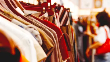 Táskát vett a turkálóban a nő: amit benne talált, attól leesett az álla - Fotók