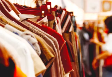 Táskát vett a turkálóban a nő: amit benne talált, attól leesett az álla - Fotók