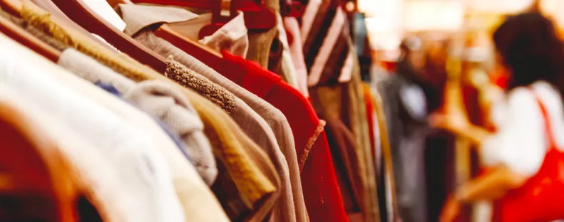 Táskát vett a turkálóban a nő: amit benne talált, attól leesett az álla - Fotók