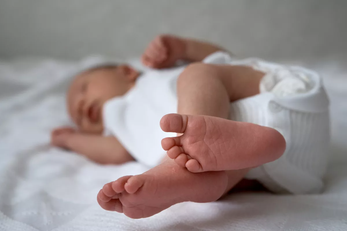 Élve eltemetett baba: letartóztatták a horrorszülőket