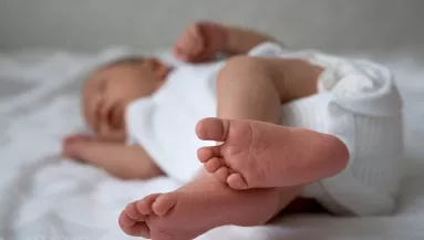 Élve eltemetett baba: letartóztatták a horrorszülőket