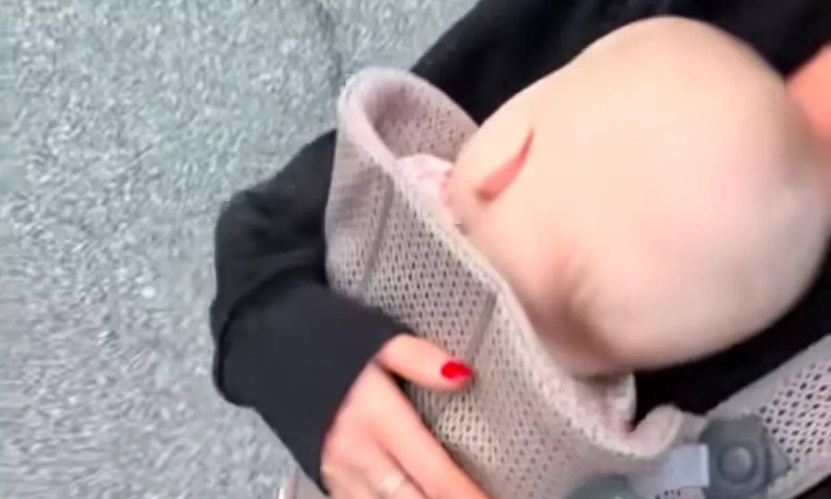 A világ legjobb nagynénjének hiszi magát a nő: aztán meglátja közelebbről a babát - Videó