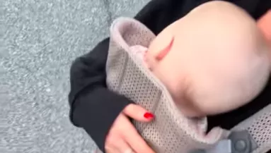 A világ legjobb nagynénjének hiszi magát a nő: aztán meglátja közelebbről a babát - Videó
