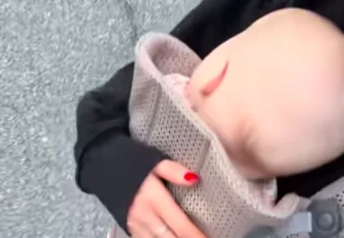 A világ legjobb nagynénjének hiszi magát a nő: aztán meglátja közelebbről a babát - Videó