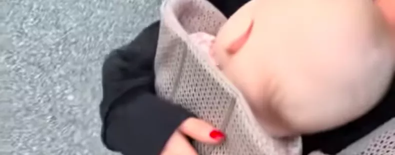 A világ legjobb nagynénjének hiszi magát a nő: aztán meglátja közelebbről a babát - Videó