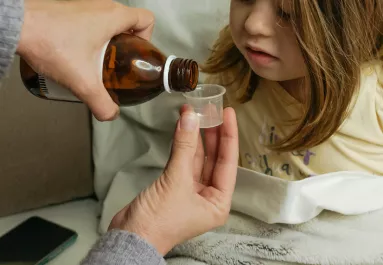 Legalább 20 gyerek halt meg: már ma WHO is figyelmeztet a mérgezett köhögés elleni szirupra