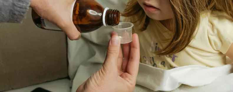 Legalább 20 gyerek halt meg: már ma WHO is figyelmeztet a mérgezett köhögés elleni szirupra