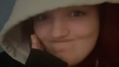 Aludni megy a macskájával a fiatal lány: aztán rájön, hogy már nincsenek egyedül - Videó