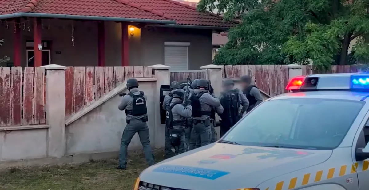 Ugrik a luxus, a milliók: nagyágyút fogtak a zsaruk, egy fiatal nő is vele volt - Fotók