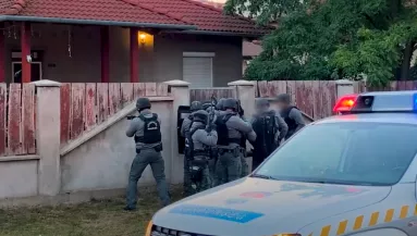 Ugrik a luxus, a milliók: nagyágyút fogtak a zsaruk, egy fiatal nő is vele volt - Fotók