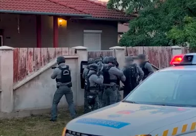 Ugrik a luxus, a milliók: nagyágyút fogtak a zsaruk, egy fiatal nő is vele volt - Fotók