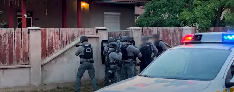 Ugrik a luxus, a milliók: nagyágyút fogtak a zsaruk, egy fiatal nő is vele volt - Fotók