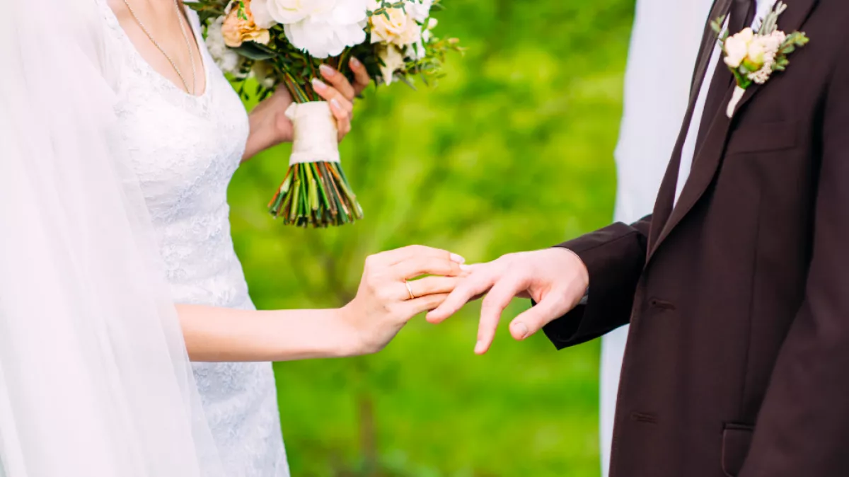 Olyan ruhában ment a nő a fia esküvőjére, hogy a pap is belepirult - Fotók