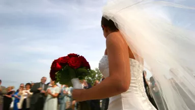 A menyasszony vízbe dobta a csokrot, amikor lenéztek a hídról nem hittek a szemüknek - Videó