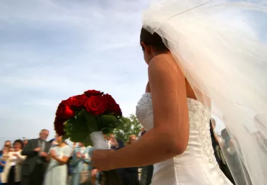 A menyasszony vízbe dobta a csokrot, amikor lenéztek a hídról nem hittek a szemüknek - Videó