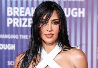 "Gyomorforgató" - Szeméremszőrös tangát dob piacra Kim Kardashian - Fotók
