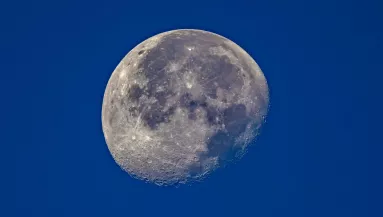 Új felfedezés állítja a feje tetejére a Hold történetét