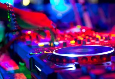 Ismert magyar DJ-k is rendőrkézen: drogot árultak a saját bulijaikon - Fotók