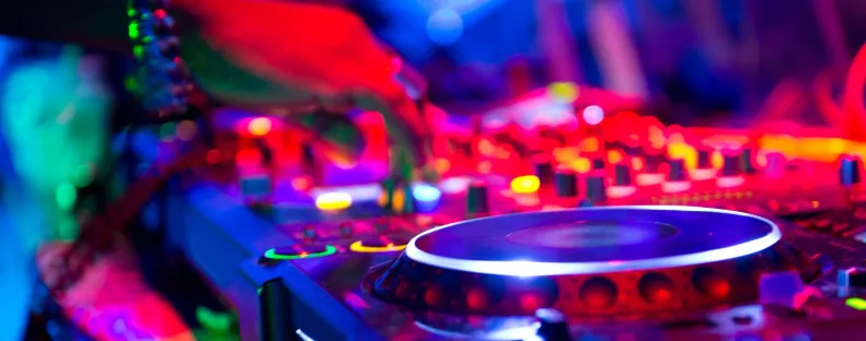 Ismert magyar DJ-k is rendőrkézen: drogot árultak a saját bulijaikon - Fotók