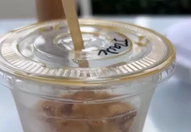 A kávéjáról küldött képet a srác a barátnőjének: leleplezte vele az igazságot - Videó