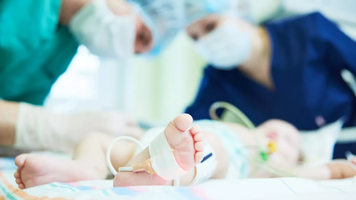 Brutális módon bántalmazta 2 hetes kislányát egy anya - Megrázó részleteket közölt az ügyészség