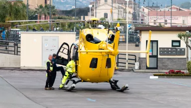 Mentőhelikopter a helyszínen: busz csapódott egy szolnoki iskolának