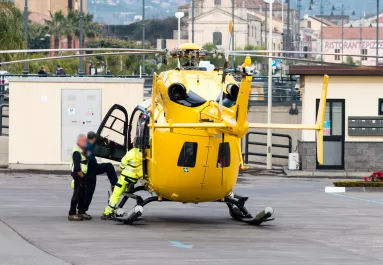 Mentőhelikopter a helyszínen: busz csapódott egy szolnoki iskolának