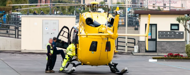 Mentőhelikopter a helyszínen: busz csapódott egy szolnoki iskolának