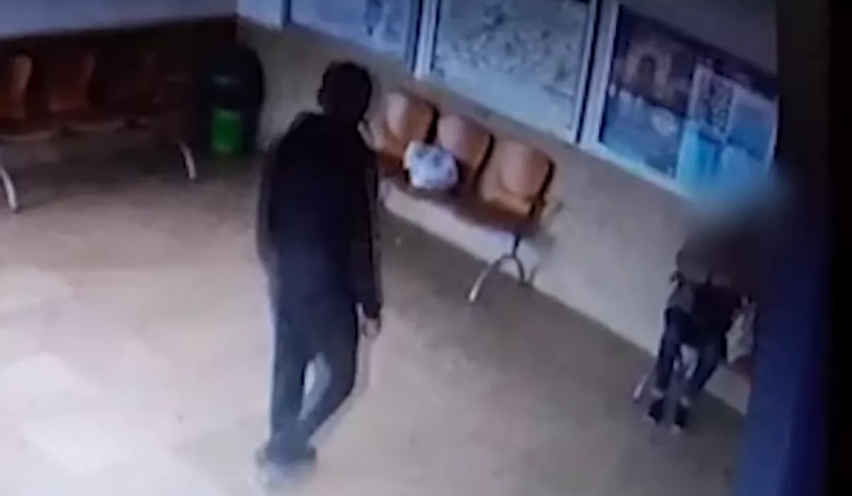 Odalépett Richárd a nőhöz a megállóban tegnap délután: ami ezután történt, az horror - Videó