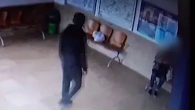 Odalépett Richárd a nőhöz a megállóban tegnap délután: ami ezután történt, az horror - Videó