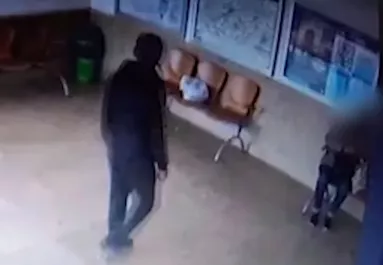 Odalépett Richárd a nőhöz a megállóban tegnap délután: ami ezután történt, az horror - Videó