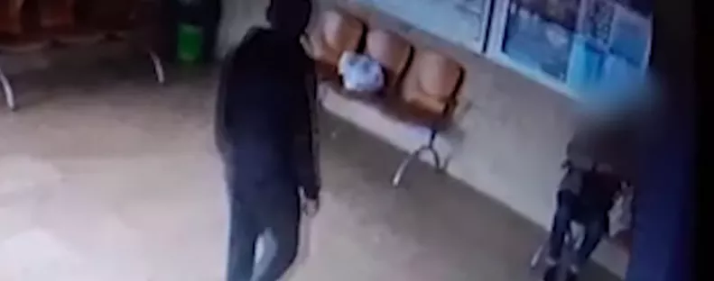 Odalépett Richárd a nőhöz a megállóban tegnap délután: ami ezután történt, az horror - Videó