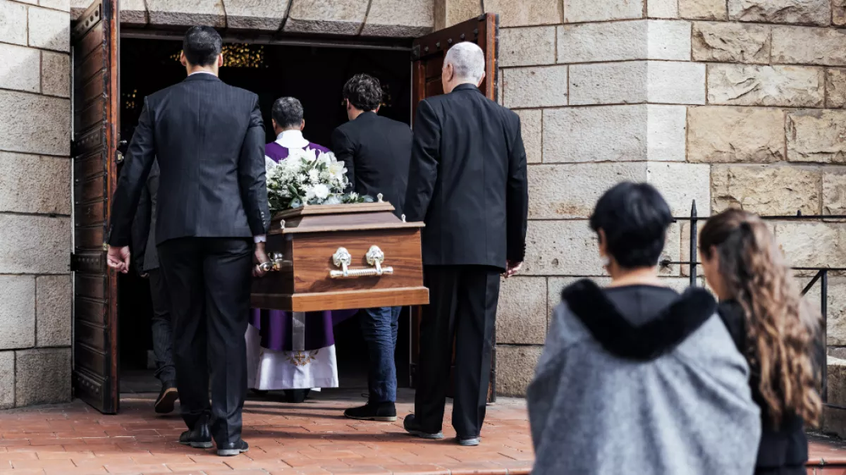 Szívrohamot kapott a nagybácsi, amikor a temetésen belenézett a koporsóba