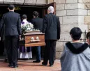Szívrohamot kapott a nagybácsi, amikor a temetésen belenézett a koporsóba Szívrohamot kapott a nagybácsi, amikor a temetésen belenézett a koporsóba