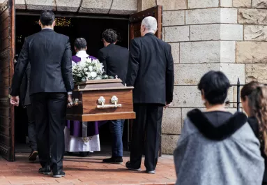 Szívrohamot kapott a nagybácsi, amikor a temetésen belenézett a koporsóba