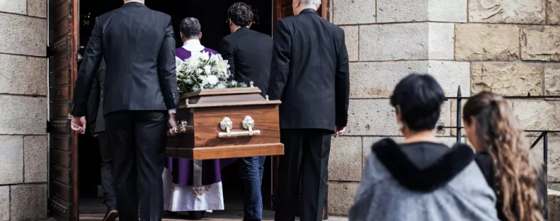 Szívrohamot kapott a nagybácsi, amikor a temetésen belenézett a koporsóba