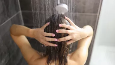 Szinte mindenki elköveti ezt a zuhanyzási hibát – és ez bűzlik!