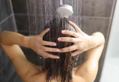 Szinte mindenki elköveti ezt a zuhanyzási hibát – és ez bűzlik!