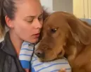 Síró babát tart a karján a nő: amit a golden retriever tesz, megolvasztja a szíveket - Videó Síró babát tart a karján a nő: amit a golden retriever tesz, megolvasztja a szíveket - Videó