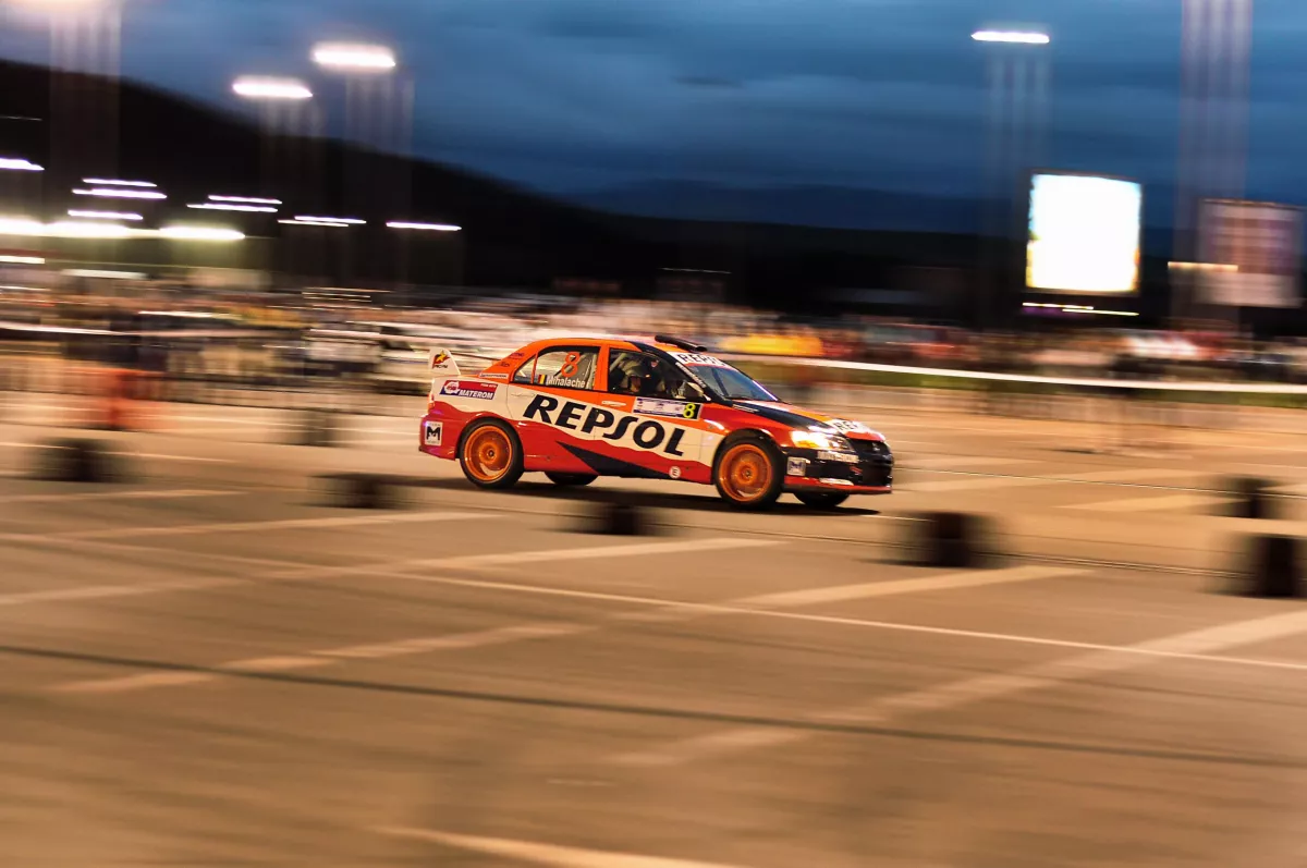 Versenyautó csapódott a néző közé: két gyermek az életét vesztette - Fotók